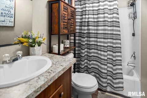 Tiny photo for 1006 S Land Street, Harrisburg, IL 62946 (MLS # EB458937)