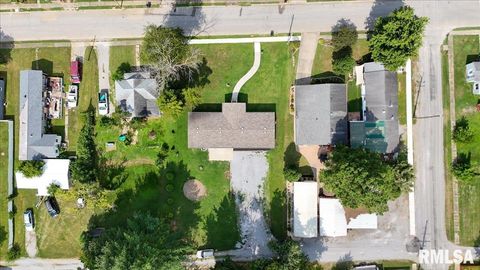 Tiny photo for 1006 S Land Street, Harrisburg, IL 62946 (MLS # EB458937)