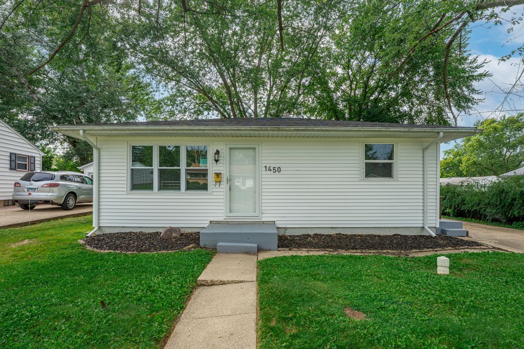 Photo for 1450 Winter Drive, Freeport, IL 61032 (MLS # 12466004)