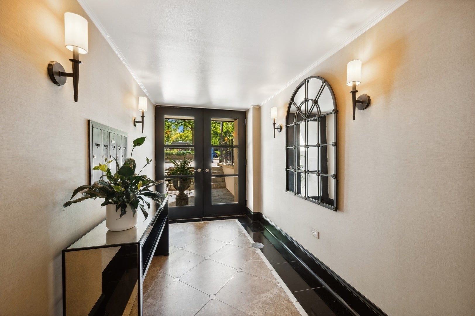 1418 N LaSalle Drive 3