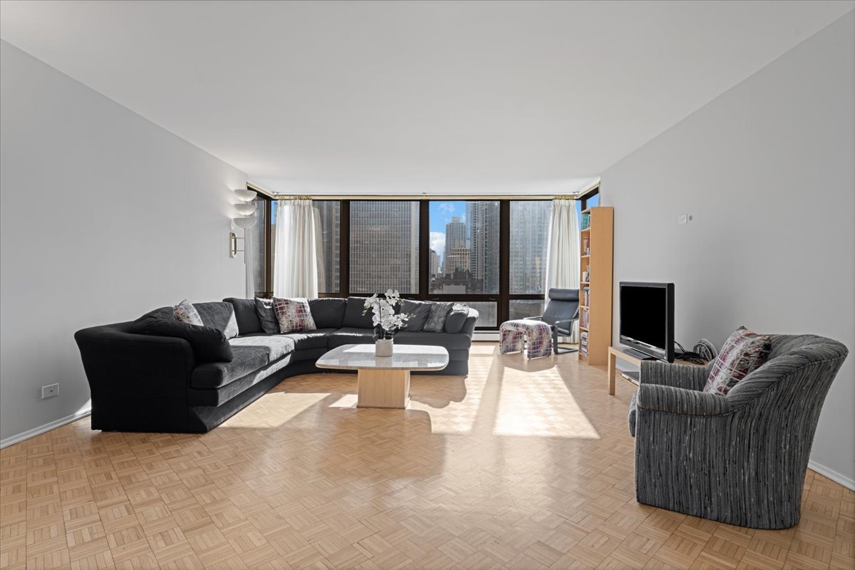 100 E Bellevue Place 25C