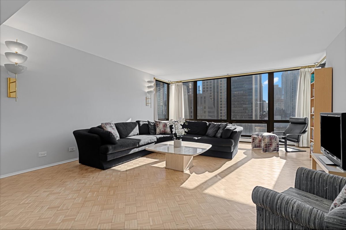 100 E Bellevue Place 25C