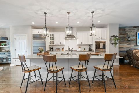 Tiny photo for 616 Parkside Court, Libertyville, IL 60048 (MLS # 12505462)