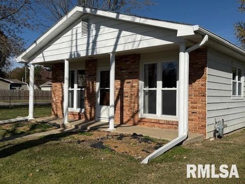 Photo of 1106 AIRPORT Road, Mt Vernon, IL 62864 (MLS # EB460433)