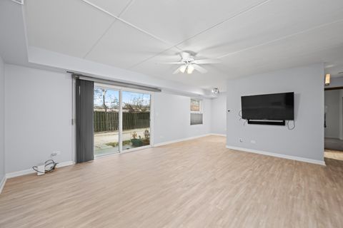 Tiny photo for 810 N River Road #1C, Mount Prospect, IL 60056 (MLS # 12588658)