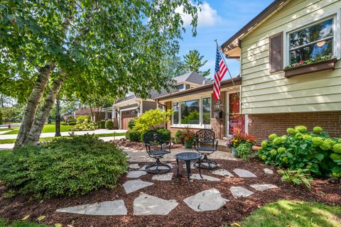 Tiny photo for 1136 N Walnut Avenue, Arlington Heights, IL 60004 (MLS # 12473969)