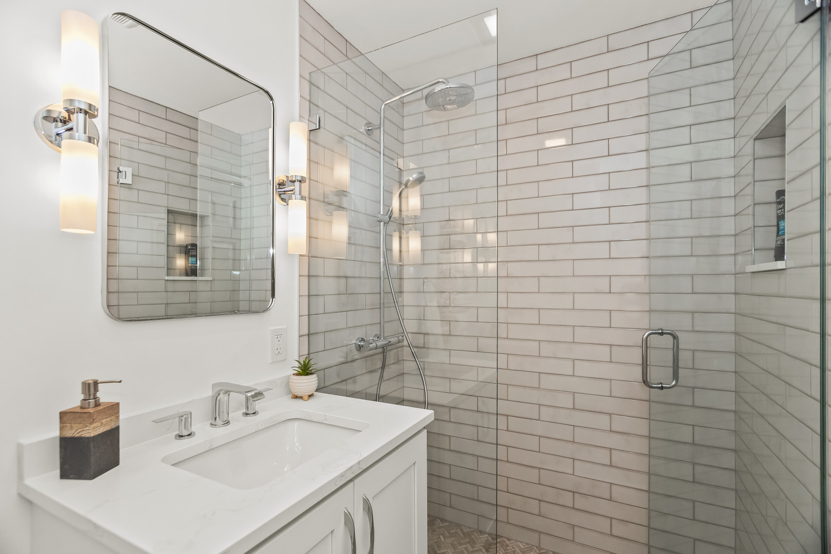 Chicago, Illinois 60640, United States, 3 Bedrooms Bedrooms, ,3 BathroomsBathrooms,Residential,Active,216524