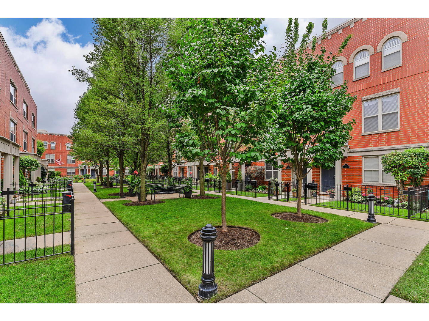 4646 N Greenview Avenue 25