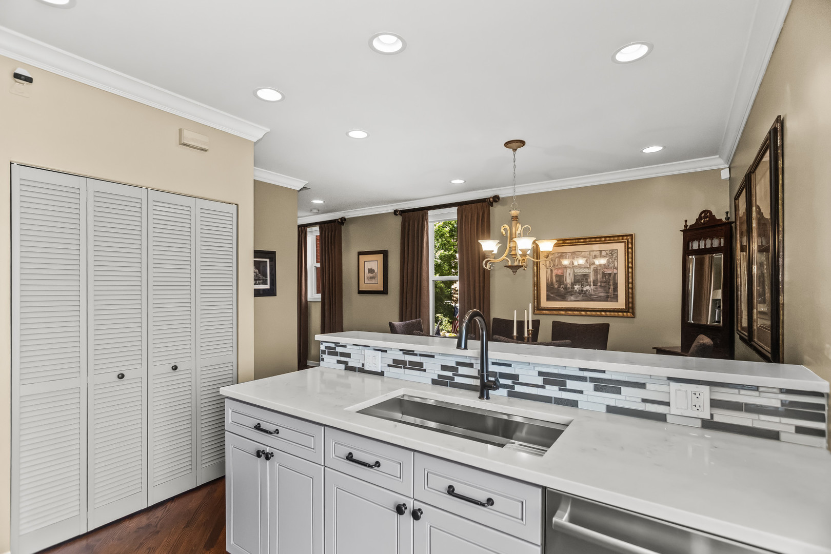 Chicago, Illinois 60640, United States, 3 Bedrooms Bedrooms, ,3 BathroomsBathrooms,Residential,Active,216524