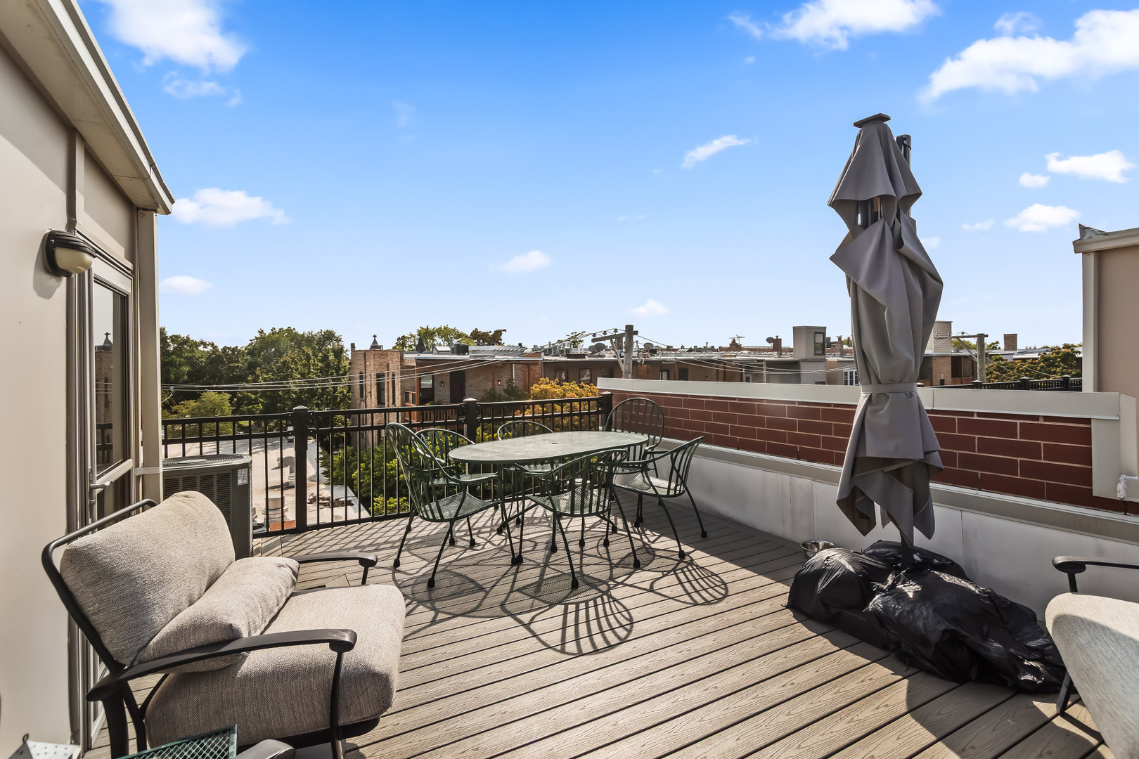 Chicago, Illinois 60640, United States, 3 Bedrooms Bedrooms, ,3 BathroomsBathrooms,Residential,Active,216524