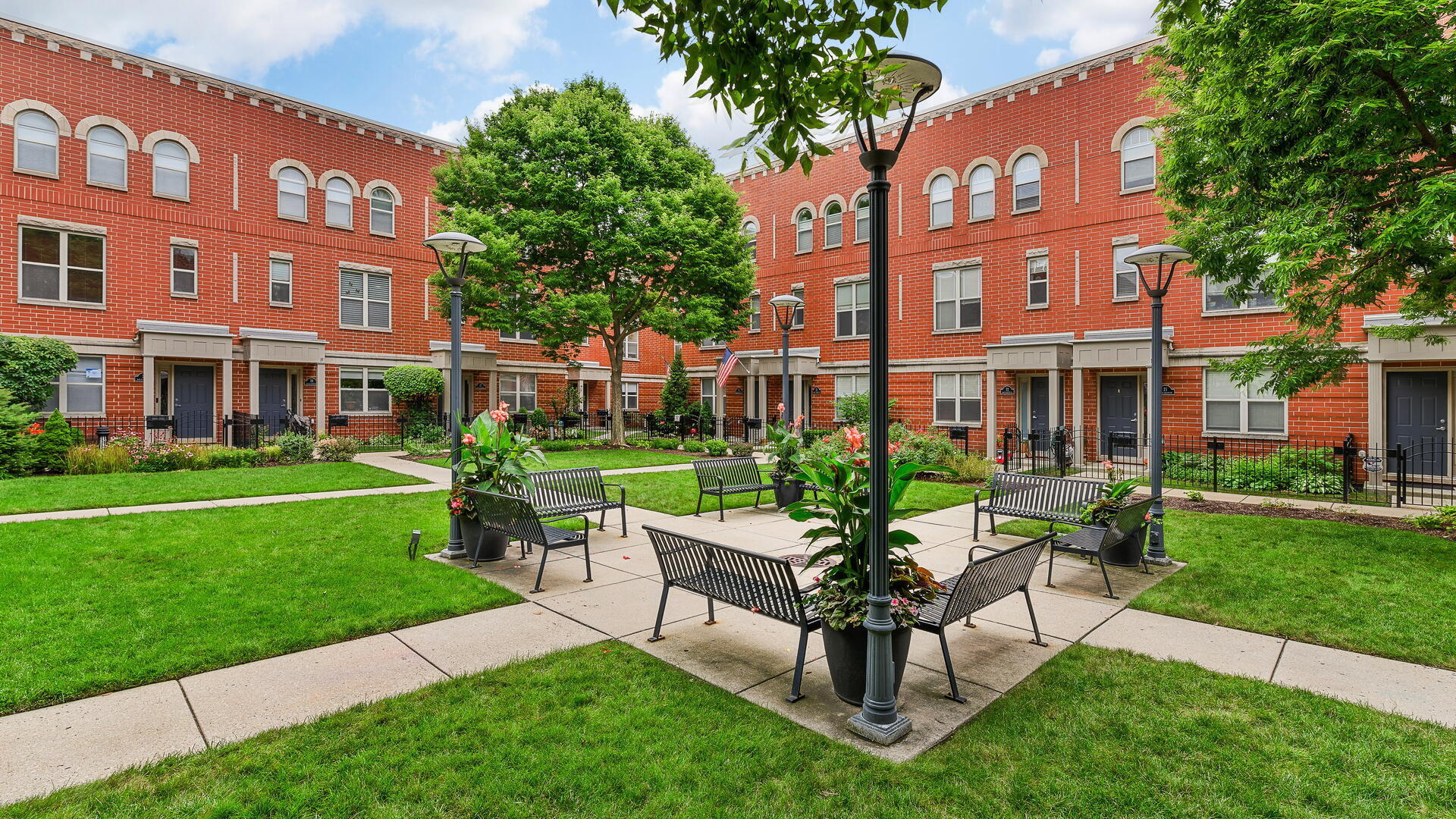 Chicago, Illinois 60640, United States, 3 Bedrooms Bedrooms, ,3 BathroomsBathrooms,Residential,Active,216524