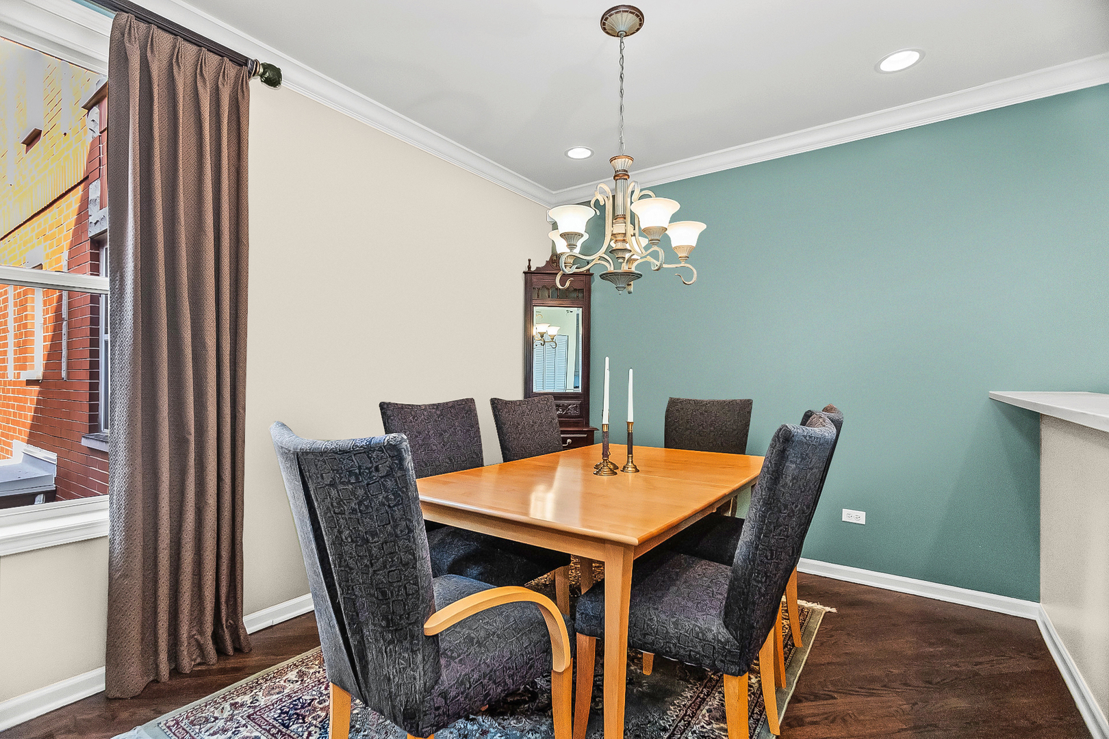 Chicago, Illinois 60640, United States, 3 Bedrooms Bedrooms, ,3 BathroomsBathrooms,Residential,Active,216524