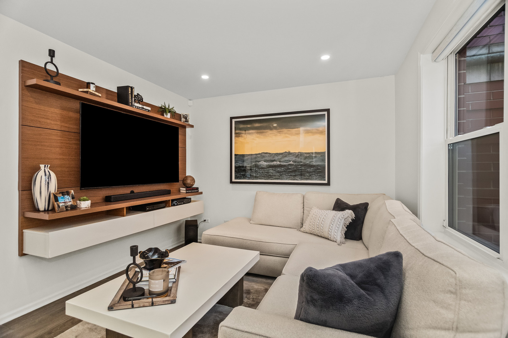 Chicago, Illinois 60640, United States, 3 Bedrooms Bedrooms, ,3 BathroomsBathrooms,Residential,Active,216524