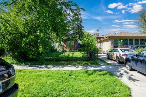 Tiny photo for 3924 W GREENLEAF Avenue, Lincolnwood, IL 60712 (MLS # 12468952)