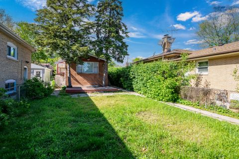 Tiny photo for 3924 W GREENLEAF Avenue, Lincolnwood, IL 60712 (MLS # 12468952)