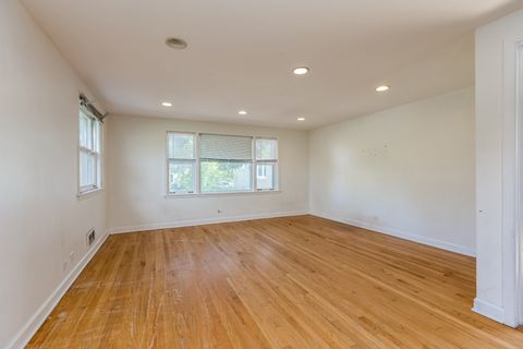 Tiny photo for 3924 W GREENLEAF Avenue, Lincolnwood, IL 60712 (MLS # 12468952)