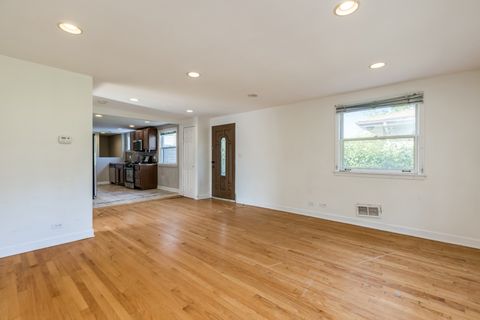 Tiny photo for 3924 W GREENLEAF Avenue, Lincolnwood, IL 60712 (MLS # 12468952)