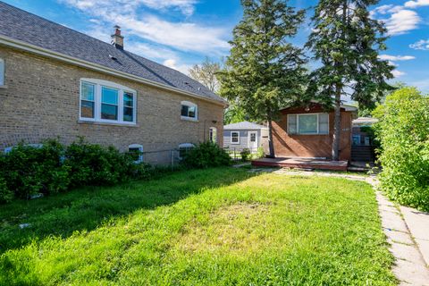 Tiny photo for 3924 W GREENLEAF Avenue, Lincolnwood, IL 60712 (MLS # 12468952)