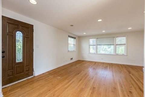 Tiny photo for 3924 W GREENLEAF Avenue, Lincolnwood, IL 60712 (MLS # 12468952)