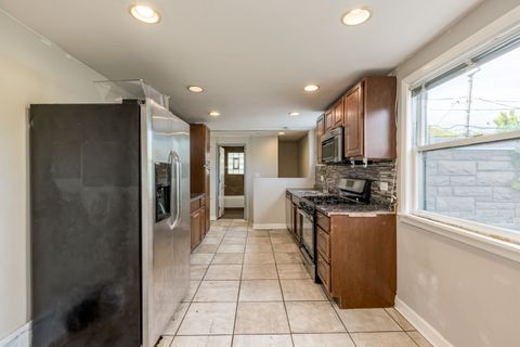 Tiny photo for 3924 W GREENLEAF Avenue, Lincolnwood, IL 60712 (MLS # 12468952)