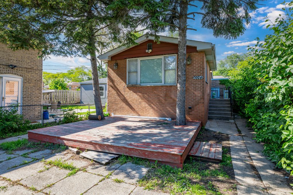 Photo for 3924 W GREENLEAF Avenue, Lincolnwood, IL 60712 (MLS # 12468952)