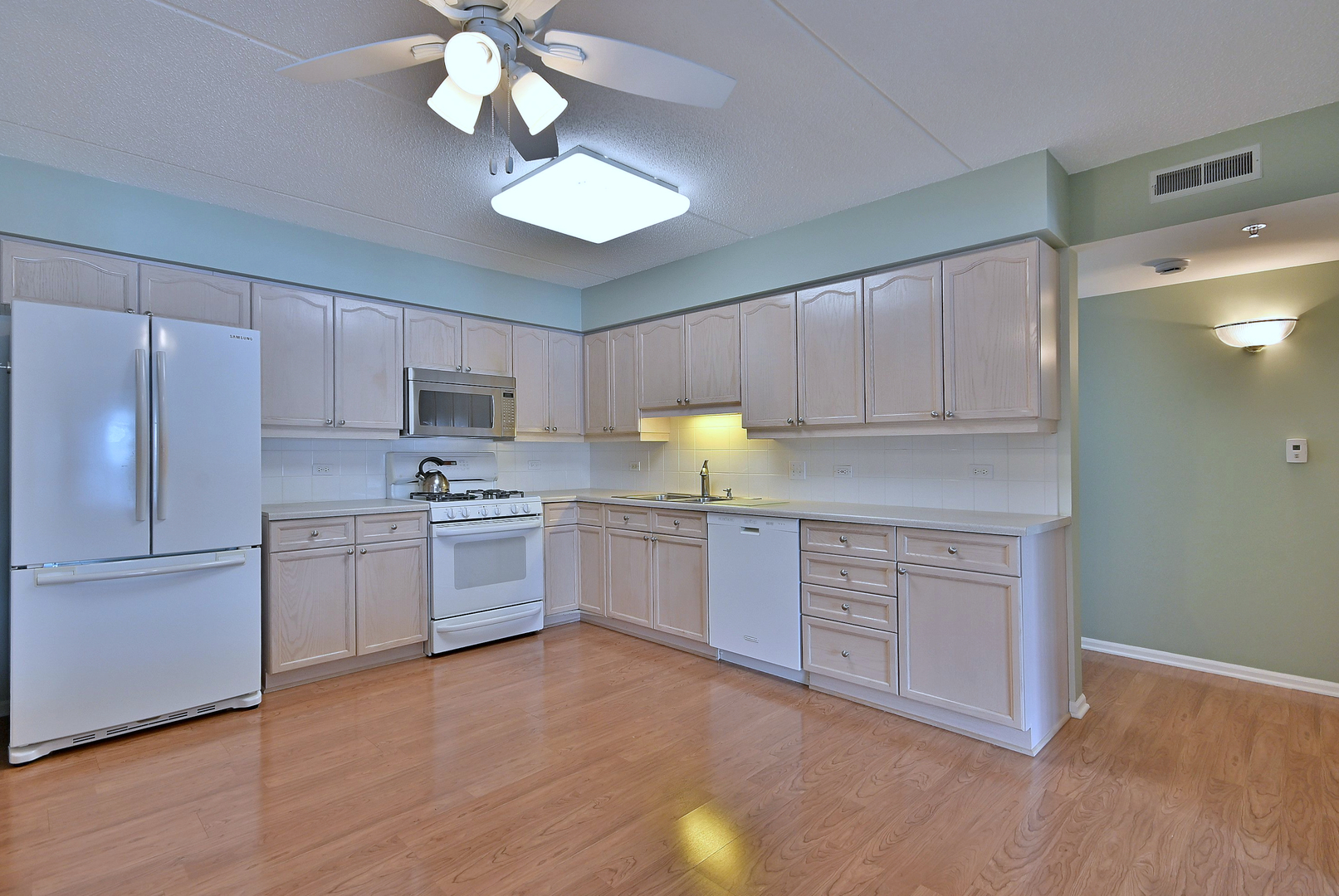 7091 W Touhy Avenue 209