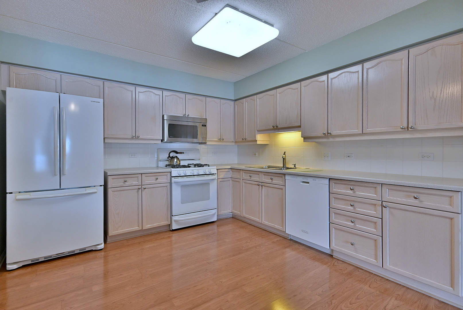 7091 W Touhy Avenue 209