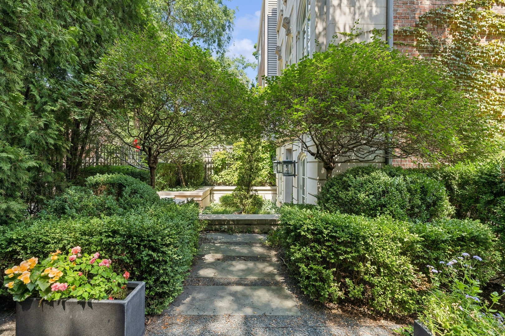 1755 N Mohawk Street