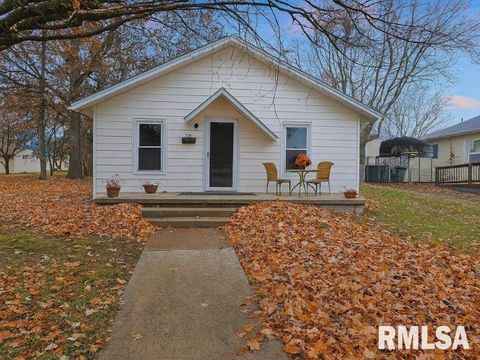Tiny photo for 511 N SHELBY Street, Salem, IL 62881 (MLS # EB460541)