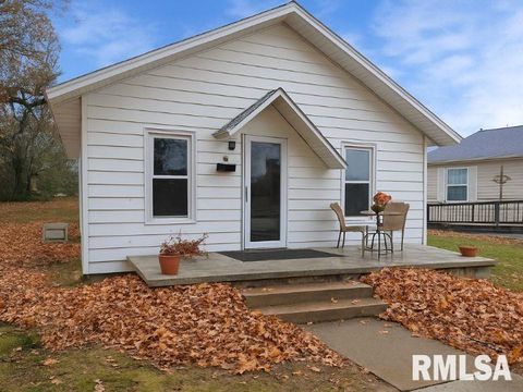 Photo of 511 N SHELBY Street, Salem, IL 62881 (MLS # EB460541)