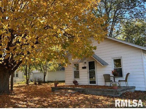 Tiny photo for 511 N SHELBY Street, Salem, IL 62881 (MLS # EB460541)