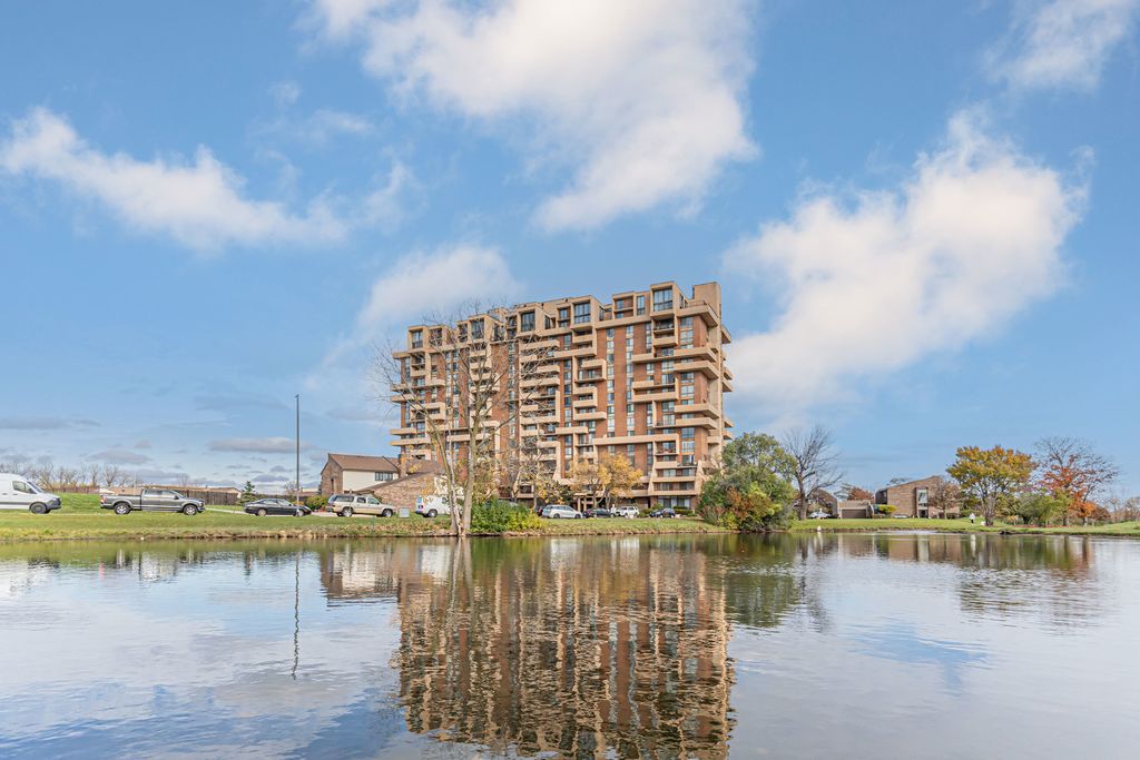 Photo for 465 W Dominion Drive #1302, Wood Dale, IL 60191 (MLS # 12387539)