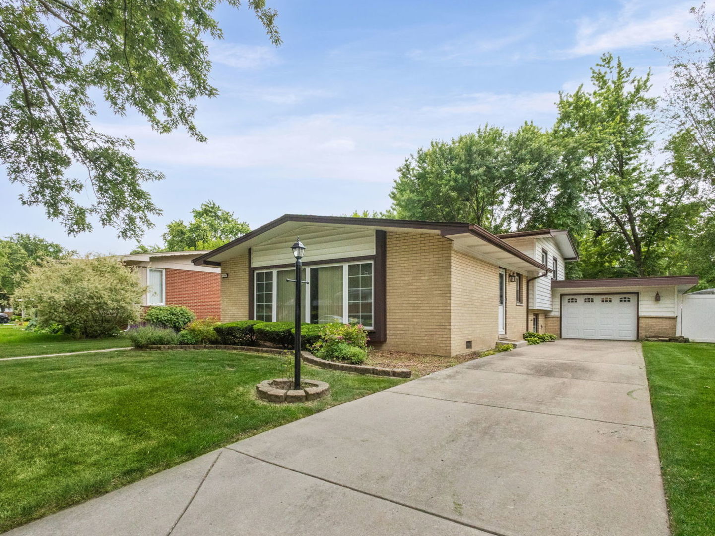 834 N Rainbow Drive