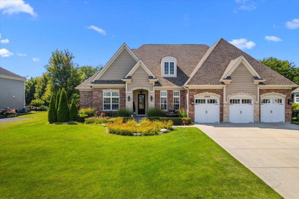 Photo for 4565 Greywood Drive, St. Charles, IL 60175 (MLS # 12448136)