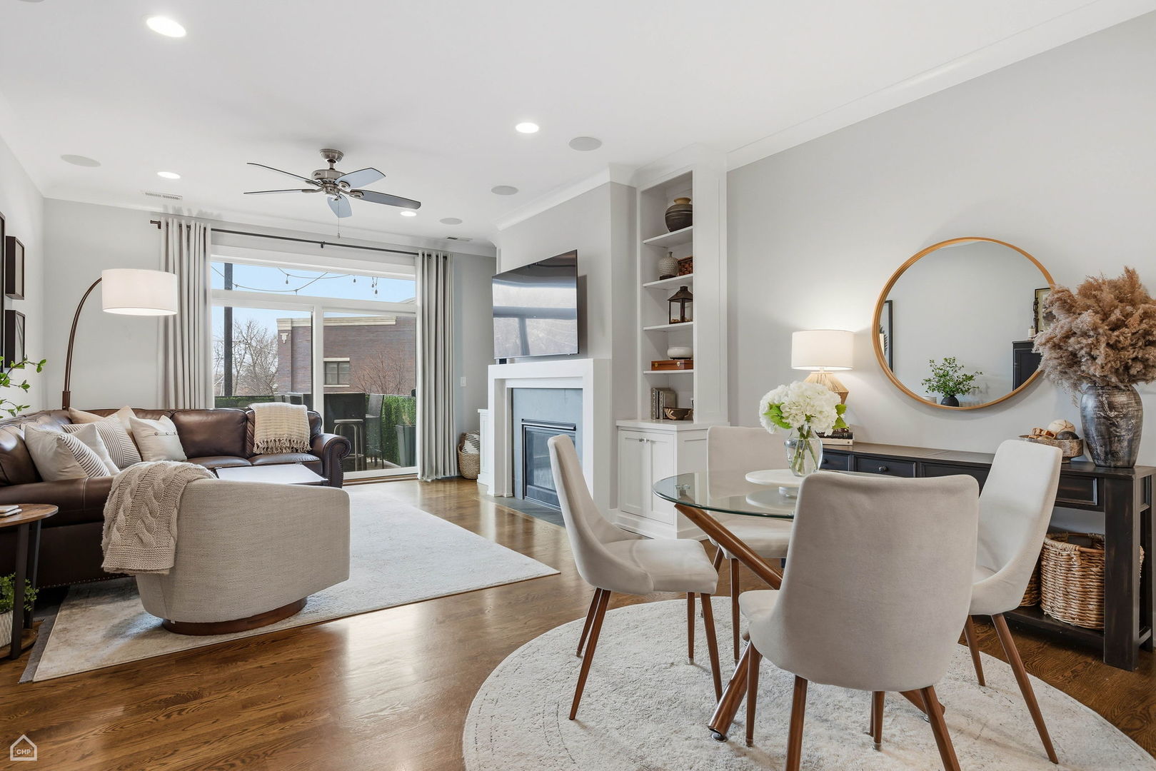 3047 N Oakley Avenue 301