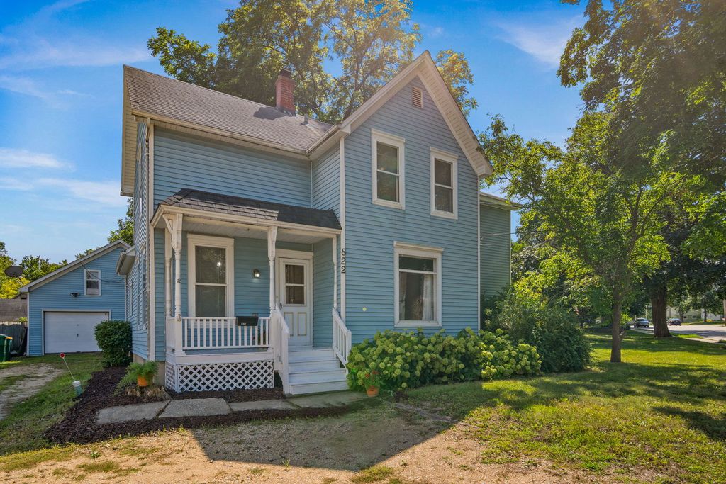 Photo for 822 DeKalb Avenue, Sycamore, IL 60178 (MLS # 12445974)