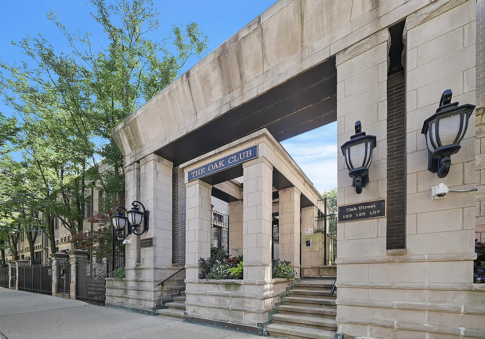 125 W Oak Street F