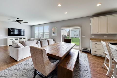 Tiny photo for 735 Glenwood Drive, South Elgin, IL 60177 (MLS # 12627864)