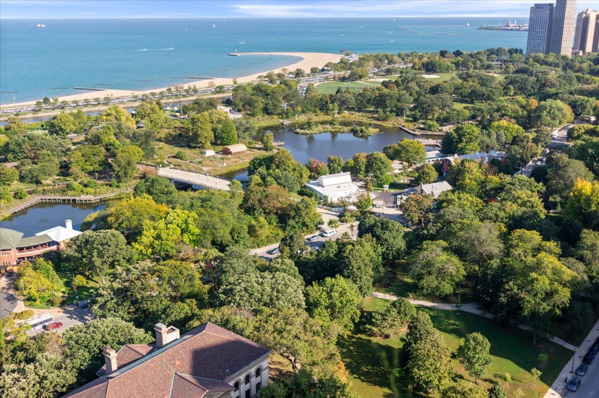 2020 N LINCOLN PARK WEST 30F