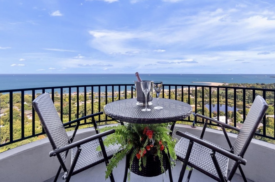 2020 N LINCOLN PARK WEST 30F