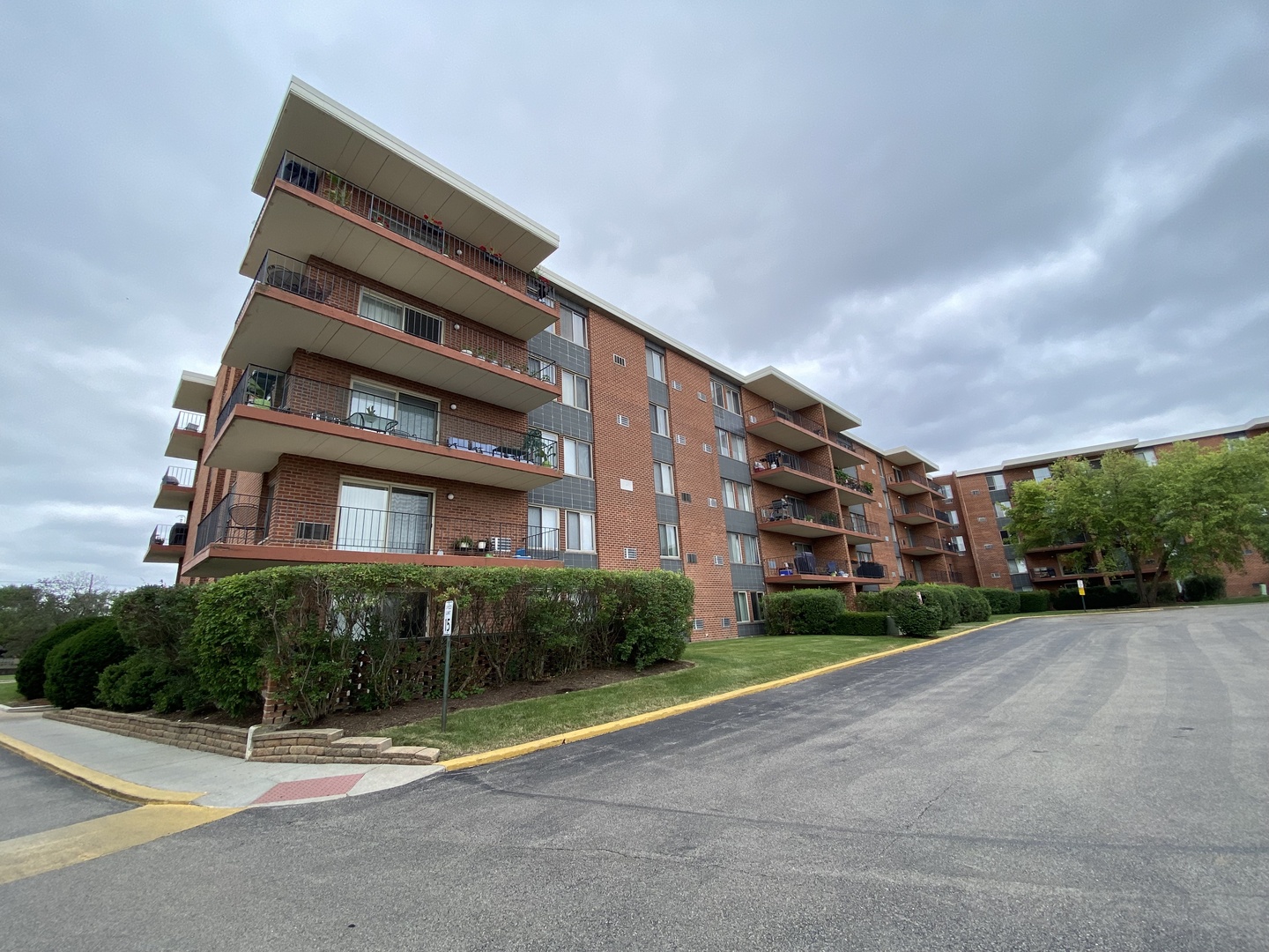 16 E Old Willow Road 110S