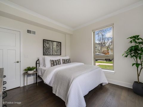 Tiny photo for 37 S Chestnut Avenue, Arlington Heights, IL 60005 (MLS # 12620343)