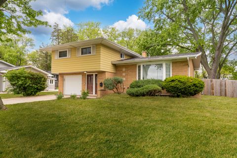 Photo of 9 Sycamore Drive, Naperville, IL 60540 (MLS # 12627575)