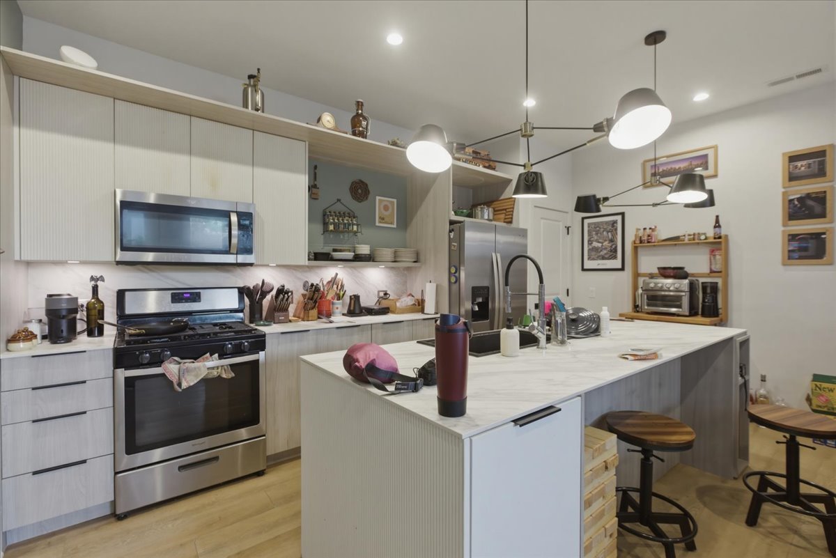 4177 W Belmont Avenue 002