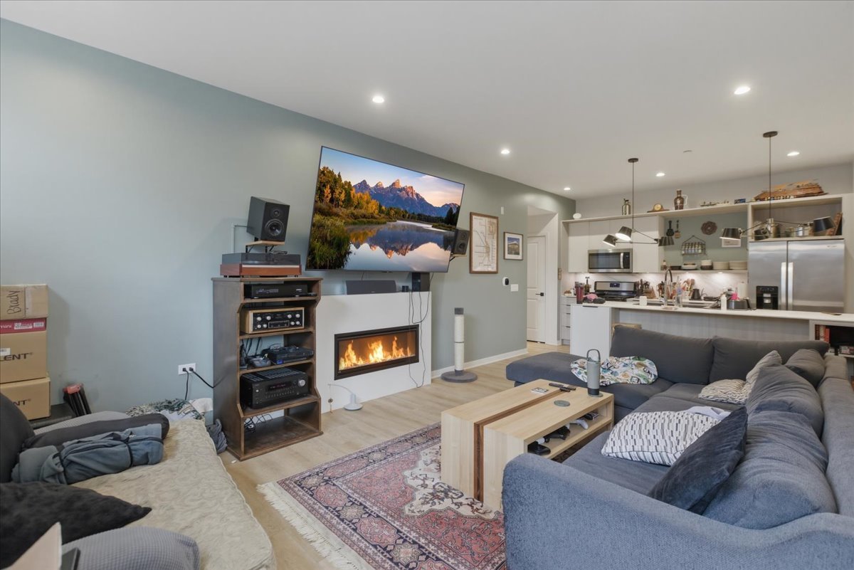 4177 W Belmont Avenue 002