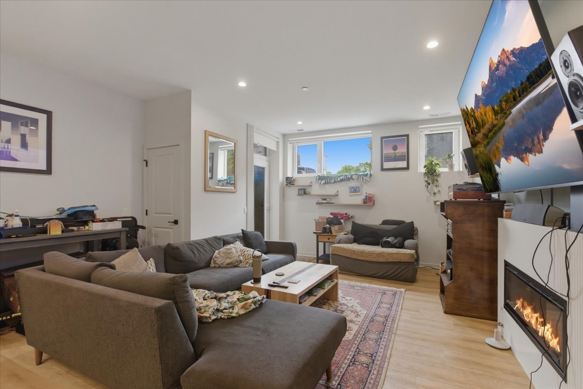 4177 W Belmont Avenue 002