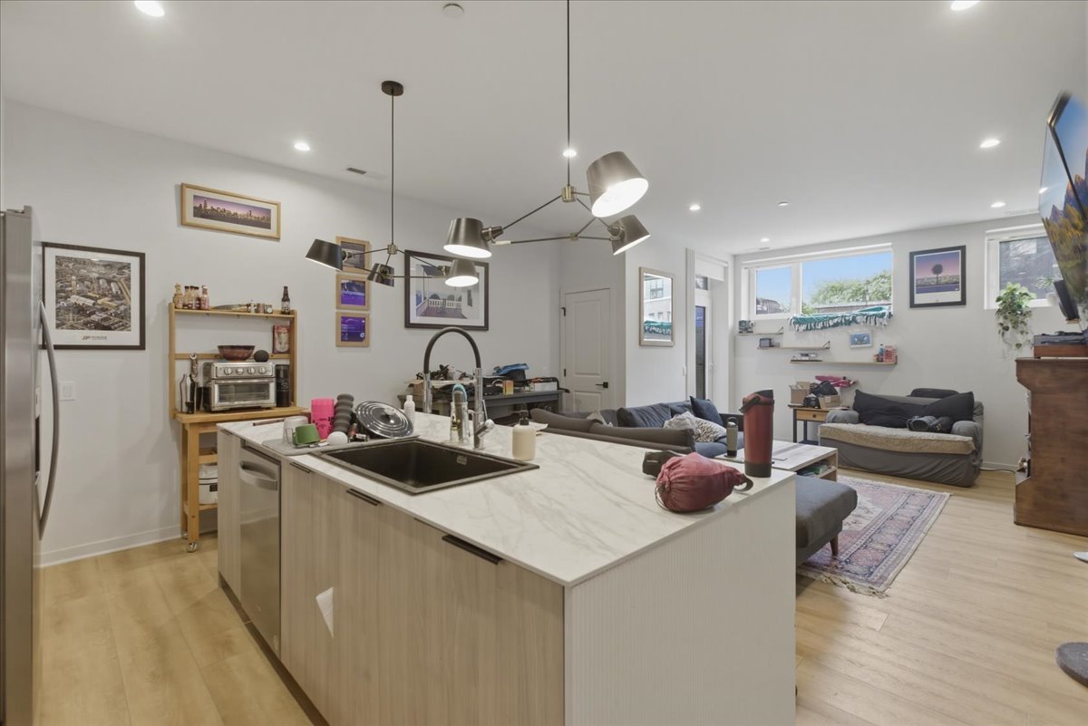 4177 W Belmont Avenue 002