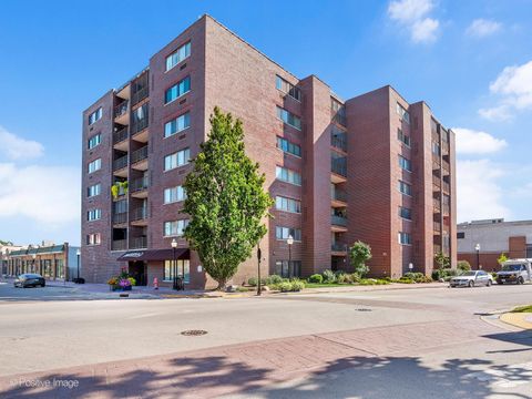 Photo of 11 W GREEN Street #705, Bensenville, IL 60106 (MLS # 12456963)