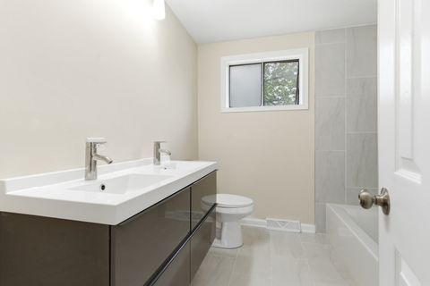 Tiny photo for 614 S Milwaukee Avenue #E, Libertyville, IL 60048 (MLS # 12616262)