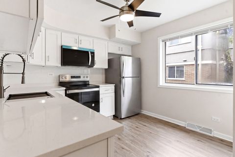 Tiny photo for 614 S Milwaukee Avenue #E, Libertyville, IL 60048 (MLS # 12616262)